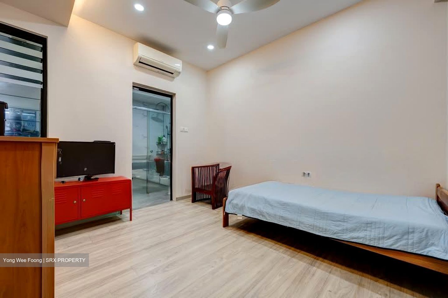 Flora Road (D17), Terrace #553421251
